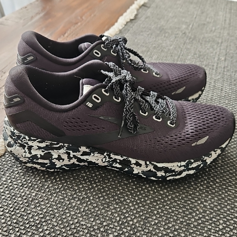 Brooks GHOST 15- Women's Black and White Athletic Shoes